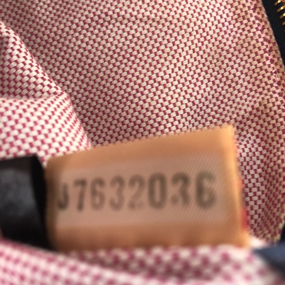 Dooney &Bourke “Dillen Medium Pocket Sac” - Picture 3 of 4